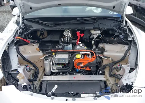 2024 Tesla Model Y Long Range Dual Motor All-Wheel Drive z USA, uszkodzony, nr VIN 7SAYGDEE5RF117892